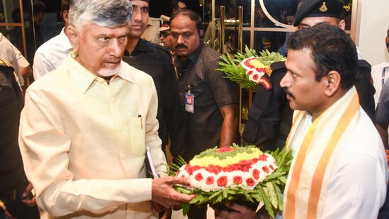 తిరుమలలో చంద్రబాబుకు స్వాగతం పలుకుతున్న టీటీడీ ఇన్చార్జి ఈవో