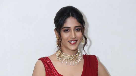 మ్యూజిక్ షాప్ మూర్తి మూవీలో ఓ మిడిల్ క్లాస్ వ్య‌క్తి డ్రీమ్‌ను నెర‌వేర్చుకునేందుకు తోడ్పాటు అందించే యువ‌తిగా చాందిని చౌద‌రి న‌టిస్తోంది.&nbsp;