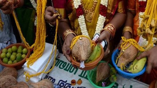 జాతకంలో ఏడో ఇంట్లో కుజుడు, రాహువు, కేతువులు ఉంటే వివాహం ఆలస్యమవుతుంది.అలాగే శని-కుజుడు,శని-రాహు, మార్స్-రాహు లేదా శని-సూర్యుడు, కుజ-సూర్యుడు, సూర్యుడు-రాహు కలయిక 7, 8వ స్థానాల్లో ఉన్నప్పుడు వివాహంలో సమస్యలు తలెత్తుతాయి.వివాహం ఆలస్యానికి కుజ దోషం ఒక పెద్ద కారణం.ఏడవ లేదా 12వ ఇంట్లో బృహస్పతి లేదా మరేదైనా శుభ గ్రహం ఉంటే వివాహంలో ఆటంకాలు ఏర్పడతాయి.
