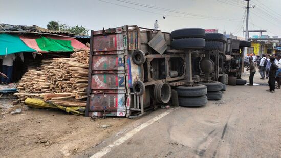 కంట్రోల్ తప్పి బోల్తా పడిన కర్ర లారీ 