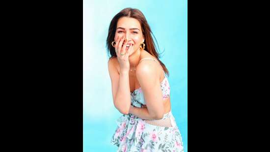 ఈ ఫోటోలలో కృతి సనన్ గ్లామరస్ స్టైల్ చూస్తే కచ్చితంగా వావ్ అనాల్సిందే. నోటికి చేయి అడ్డుపెట్టుకుని మరి నవ్వుతూ అందంగా పోజులిచ్చింది కృతి.&nbsp;&nbsp;