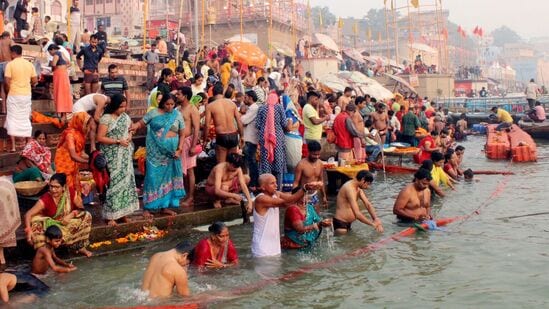 గంగానదిలో స్నానమాచారిస్తున్న భక్తులు 