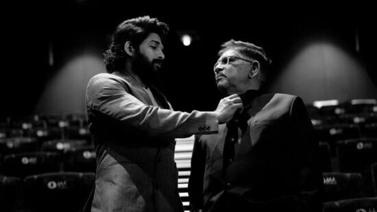 ఫాద‌ర్స్ డే సంద‌ర్భంగా తండ్రి అల్లు అర‌వింద్‌తో &nbsp;దిగిన ఫొటోను అభిమానుల‌తో పంచుకున్నాడు అల్లు అర్జున్‌. ప్ర‌పంచంలోని ప్ర‌తి తండ్రికి ఫాద‌ర్స్ డే శుభాకాంక్ష‌లు అంటూ పేర్కొన్నాడు.&nbsp;