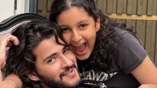 Father's Day 2024: ఇక మహేష్ బాబు కూతురు సితార కూడా తన తండ్రితో కలిసి ఉన్న క్యూట్ ఫొటోను షేర్ చేసింది. హ్యాపీ ఫాదర్స్ డే నాన్నా.. ఐ లవ్ యు సో మచ్ అనే క్యాప్షన్ తో ఈ ఫొటోను పోస్ట్ చేసింది.