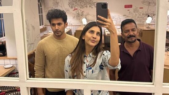 ఫాద‌ర్స్ డే రోజు త‌న తండ్రితో క‌లిసి దిగిన ఓ ఫొటోను &nbsp; సోష‌ల్ మీడియాలో పోస్ట్ చేసింది టాలీవుడ్ హీరోయిన్ న‌భా న‌టేష్‌