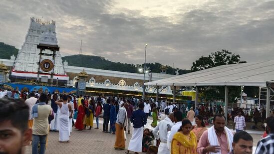 తిరుమలలో భారీగా భక్తుల రద్దీ