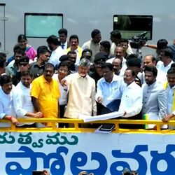 <p>పోలవరం ప్రాజెక్టు నిర్మాణ పనుల పురోగతిని చంద్రబాబుకు వివరిస్తున్న అధికారులు</p>