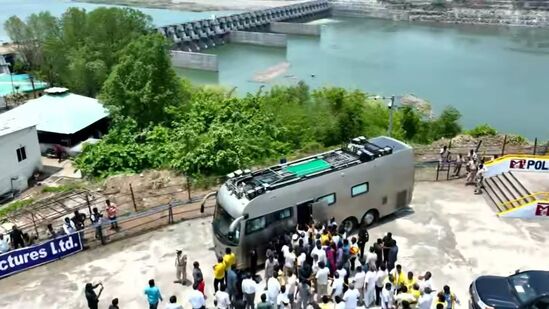 పోలవరం హెలిప్యాడ్ నుంచి ప్రాజెక్టు పరిశీలనకు &nbsp;బయల్దేరిన చంద్రబాబు