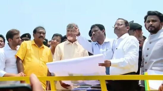 పోలవరం ప్రాజెక్టులో ప్రస్తుత పరిస్థితిని వివరిస్తున్న ఇరిగేషన్ అధికారులు