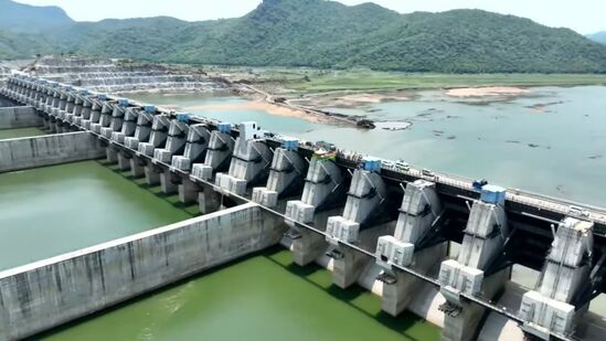 పోలవరం కుడివైపున నిర్మించిన స్పిల్‌ వే, స్పిల్ ఛానల్