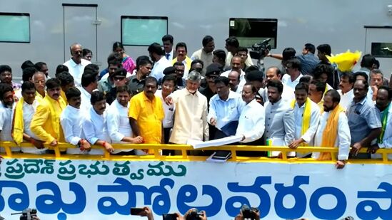 పోలవరం ప్రాజెక్టు నిర్మాణ పనుల పురోగతిని చంద్రబాబుకు వివరిస్తున్న అధికారులు
