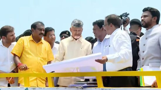 నిర్మాణ పనుల డ్రాయింగ్స్‌ పరిశీలిస్తున్న &nbsp;చంద్రబాబు