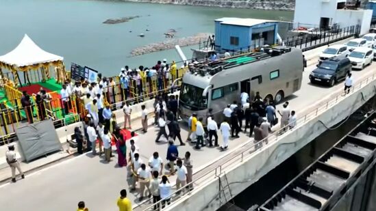 పోలవరం స్పిల్‌ వేపై చంద్రబాబు కాన్వాయ్