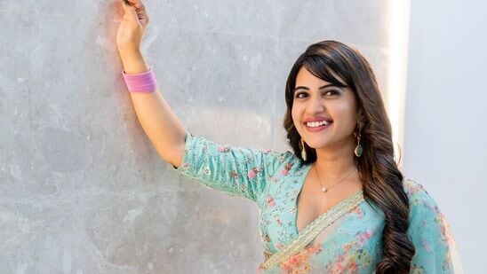 యూట్యూబ‌ర్‌గా కెరీర్‌ను ప్రారంభించిన స్ర‌వంతి మ‌హంకాళి మూవీతో టాలీవుడ్‌లోకి ఎంట్రీ ఇచ్చింది. ముఖ‌చిత్రంతో పాటు మ‌రికొన్ని సినిమాల్లో క‌నిపించింది.