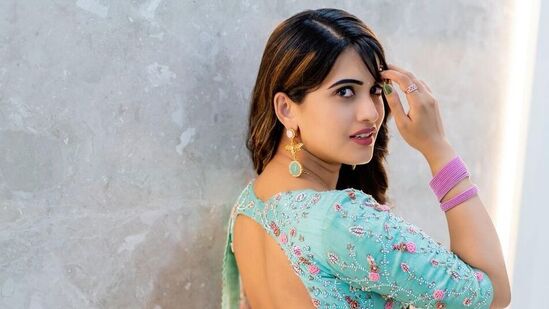 సినిమాల, టీవీ షోస్ కంటే సోష‌ల్ మీడియా ద్వారానే ఎక్కువ‌గా పాపుల‌ర్ అయ్యింది స్ర‌వంతి చొక్కార‌పు.&nbsp;