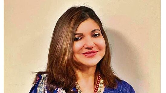 Alka Yagnik sensorineural hearing loss: నేను ఓ అరుదైన సోన్సోరిన్యూరల్ హియరింగ్ లాస్ తో బాధపడుతున్నట్లు డాక్టర్లు చెప్పారు. వైరల్ అటాక్ వల్ల ఇలా జరిగింది. ఈ హఠాత్పరిణామాన్ని నేను అసలు ఊహించలేదు అని అల్కా తన పోస్టులో తెలిపింది.