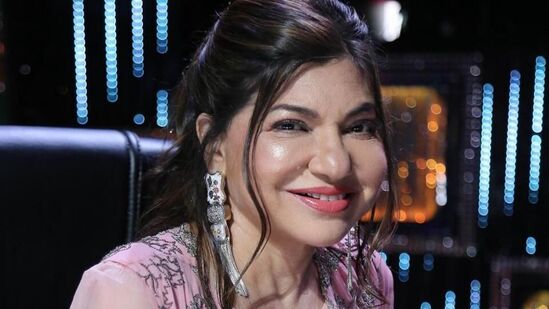 Alka Yagnik sensorineural hearing loss: బాలీవుడ్ లోని మోస్ట్ పాపులర్ ప్లేబ్యాక్ సింగర్లలో ఒకరైన అల్కా యాగ్నిక్ తాను సెన్సొరిన్యూరల్ హియరింగ్ లాస్ తో బాధపడుతున్నట్లు వెల్లడించింది. తన ఇన్‌స్టాగ్రామ్ ద్వారా తాను అత్యంత అరుదుగా వచ్చే దీని బారిన పడినట్లు తెలిపింది. కొన్ని వారాల కిందట ఇది జరిగినట్లు చెప్పింది.