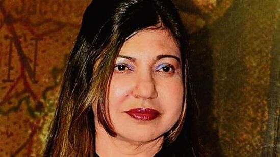 Alka Yagnik sensorineural hearing loss: నా అభిమానులు, సహచరులకు ఒకటే చెబుతున్నాను. పెద్ద సౌండ్ తో మ్యూజిక్ వినడం, హెడ్ ఫోన్స్ వాడటం తగ్గించుకోండి అని కూడా అల్కా ఈ సందర్బంగా కోరింది.