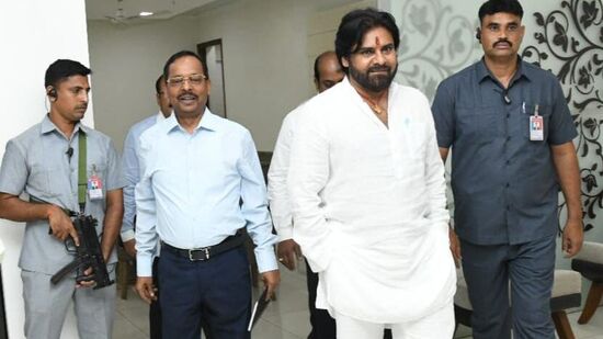 రాష్ట్ర ఉపముఖ్యమంత్రి పవన్ కల్యాణ్ &nbsp;కోసం క్యాంపు కార్యాలయం సిద్ధం చేశారు. మంగళవారం క్యాంపు కార్యాలయం పరిశీలించిన ఆయన అక్కడ ఉండేందుకు అంగీకారం తెలిపారు. &nbsp;