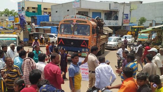 రామగుండం ఏసీపీ డబ్బులివ్వడం లేదని వృద్ధుడి ఆందోళన