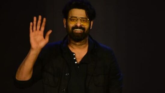 ఈవెంట్‍లో ప్రభాస్ లుక్ అదిరిపోయింది. బ్లాక్ టీషర్ట్, దానిపై బ్లాక్ షర్ట్, జీన్స్ ధరించి స్టైలిష్ లుక్‍తో దుమ్మురేపారు రెబల్ స్టార్.&nbsp;