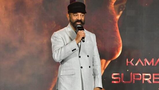 తమిళ దిగ్గజ నటుడు, లోకనాయకుడు కమల్ హాసన్.. మోనోక్రమ్ సూట్ ధరించి రెట్రో లుక్‍లో కల్కి 2898 ఏడీ ప్రీ-రిలీజ్ ఈవెంట్‍కు హాజరయ్యారు. తనకు విలన్‍గా నటించడం ఇష్టమని అన్నారు. కల్కిలో తనది నెగెటివ్ రోల్ అని చెప్పారు కమల్.&nbsp;