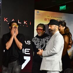 <p>కల్కి ప్రీ రిలీజ్ ఫంక్షన్‌లో అంతా చేరి మాట్లాడుతుండగా మధ్య మధ్యలో ప్రభాస్ ఇలా సిగ్గుపడుతూ కనిపించాడు. అమితాబ్, దీపికా నవ్వుతూ కనిపించారు. ఈవెంట్‌లో చాలా వరకు ప్రభాస్ షై ఫీల్ అవుతూనే దర్శనం ఇచ్చాడు.&nbsp;</p>