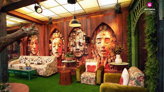 Bigg Boss OTT 3 house: బిగ్ బాస్ ఓటీటీ 3 హౌజ్ గార్డెన్ ఏరియా ఇలా ఉంది. సోఫాలు, చెట్లు, బొమ్మలు, ఈజిప్షియన్ మమ్మీలతో గార్డెన్ ఏరియా అంతా చాలా వింతగా ఆకట్టుకునేలా ఉంది.
