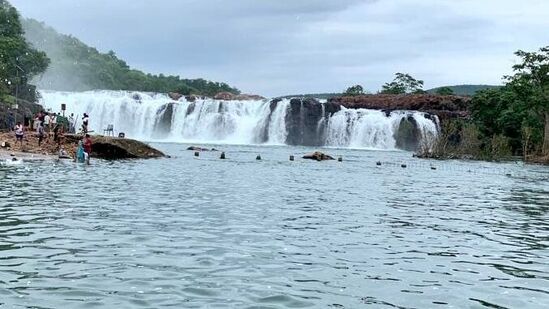 ఇలాంటి ప్లేస్ ను చూసేందుకు తెలంగాణ టూరిజం వన్ డే టూర్ ప్యాకేజీని తీసుకొచ్చింది. ఈ ప్యాకేజీని హైదరాబాద్ నుంచి ఆపరేట్ చేస్తోంది. నాన్ ఏసీ కోచ్ లో జర్నీ ఉంటుంది. వీకెండ్స్ లో ఈ ప్యాకేజీని ఆపేరట్ చేస్తున్నారు. తెలంగాణ టూరిజం అధికారిక వెబ్ సైట్ లోకి వెళ్లి ప్యాకేజీ వివరాలను తెలుసుకోవచ్చు. బుకింగ్ కూడా చేసుకోవచ్చు,