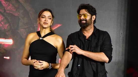 నాగ్ అశ్విన్ దర్శకత్వంలో తెరకెక్కిన కల్కి 2898 ఏడీ ప్రీ రిలీజ్ ఈవెంట్‌లో ప్రభాస్, దీపికా పదుకొణె ఇలా బ్లాక్ కలర్‌ డ్రెస్సులో ఎంతో చూడముచ్చటగా కనిపించారు.&nbsp;