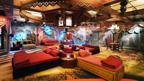 Bigg Boss OTT 3 house: ఇది బెడ్ రూమ్ ఏరియా. ఇందులో బెడ్స్ ను కూడా ఎంతో ప్రత్యేకంగా ఏర్పాటు చేశారు.