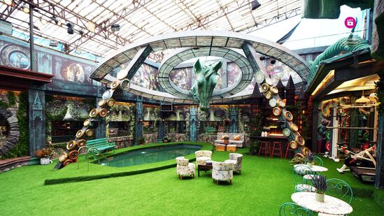 Bigg Boss OTT 3 house: గార్డెన్ ఏరియాలోని మరో ప్రాంతం ఇది. ఓ పక్కన స్విమ్మింగ్ పూల్, మరో పక్కన కూర్చోవడానికి కుర్చీలు, టేబుల్ తో ఎంతో ఆహ్లాదకరమైన వాతావరణం కనిపిస్తోంది.