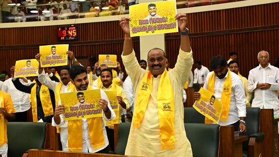 చంద్రబాబు రాక సందర్భంగా నిజం గెలిచింది అంటూ ప్లకార్డులు ప్రదర్శిస్తోన్న సభ్యులు