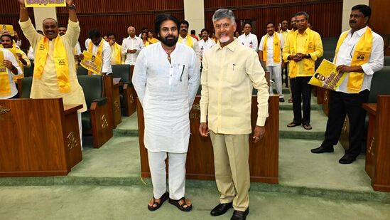 శాసనసభ సమావేశాల ప్రారంభం సందర్భంగా పవన్ కళ్యాణ్‌తో సిఎం చంద్రబాబు