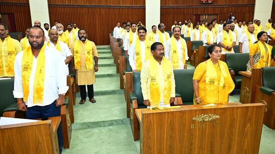 ఏపీ అసెంబ్లీలో జాతీయ గీతాలాపనలో కొత్తగా ఎన్నికైన ఎమ్మెల్యేలు