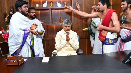 సెక్రటేరియట్‌లోని ఛాంబర్‌లో సిఎం చంద్రబాబు వేదపండితుల ఆశీర్వచనాలు