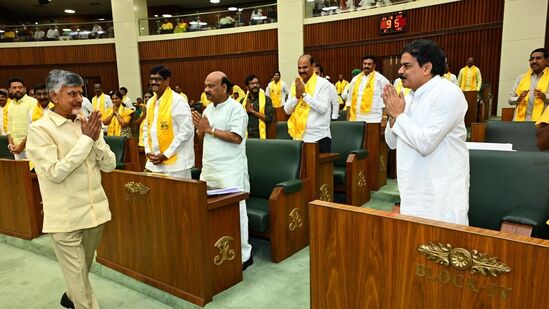 ఎమ్మెల్యేలకు అభివాదం చేస్తున్న సిఎం చంద్రబాబు