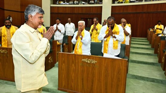 ఎమ్మెల్యేలకు అభివాదం చేస్తున్న ఏపీ సిఎం చంద్రబాబు