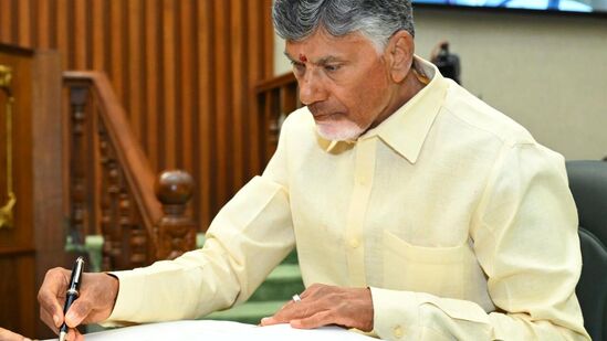శాసనసభ్యుడిగా ప్రమాణం చేసిన తర్వాత సంతకం చేస్తున్న చంద్రబాబు