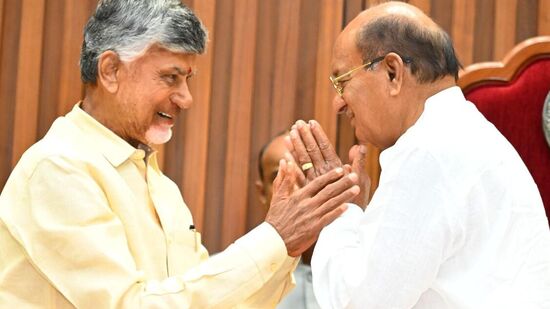 ప్రమాణం తర్వాత ప్రొటెం స్పీకర్‌కు అభివాదం చేస్తున్న చంద్రబాబు
