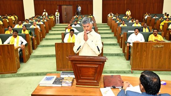 ఎమ్మెల్యేగా ప్రమాణం తర్వాత అభివాదం చేస్తున్న సిఎం చంద్రబాబు