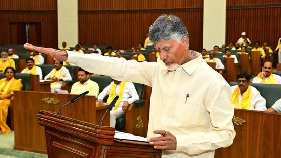 చంద్రబాబు నాయుడు అనే నేను &nbsp;అంటూ ఎమ్మెల్యేగా బాబు ప్రమాణం