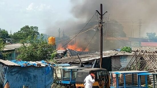 అగ్నికి ఆహుతవుతున్న గుడిసెలు