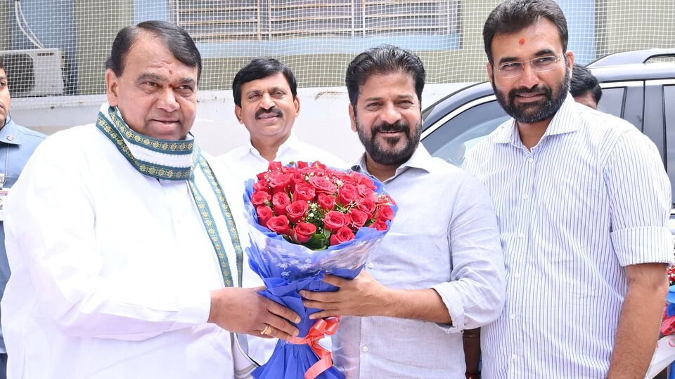 Revanth Meets Pocharam: కాంగ్రెస్‌ గూటికి మాజీ స్పీకర్ పోచారం, కాంగ్రెస్‌లోకి ఆహ్వానించిన సిఎం రేవంత్ రెడ్డి