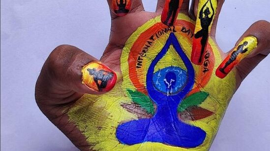 యోగ దినోత్సవం సందర్భంగా అరచేతిలో యోగ లోగోను శివ కుమార్ అద్భుతంగా ఆవిష్కరించారు.