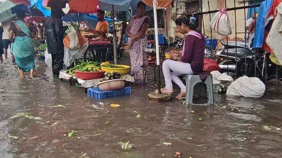 మహారాష్ట్రలో రుతుపవనాలు పురోగతి సాధించాయి. గత రెండు రోజులుగా ముంబైలో భారీ వర్షాలు కురుస్తున్నాయి. ఇది ముంబై వాసులకు ఉపశమనం కలిగించింది. ఇదిలా ఉంటే ముంబైలో మరికొన్ని రోజులు భారీ వర్షాలు కురుస్తాయని వాతావరణ శాఖ అంచనా వేసింది.