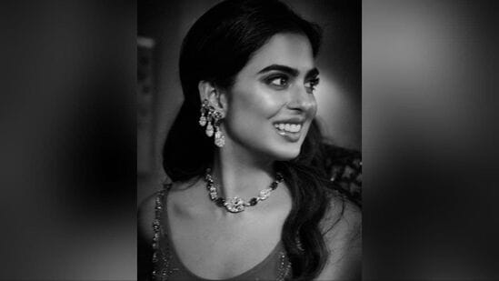 విలాసవంతమైన వజ్రాలు, రుబీలతో కూడిన చోకర్ నెక్లెస్, దానికి సరిపోయే ట్రిపుల్ లేయర్డ్ చెవిపోగులతో ఈ ఫోటోలో ఇషా తన లుక్ ను డిజైన్ చేశారు. నల్లగా ఉన్న కనుబొమ్మలు, న్యూడ్ ఐషాడో, మెరిసే బేస్, ప్రకాశవంతమైన హైలైటర్, నిగనిగలాడే లిప్ స్టిక్ తో ఆమె చాలా అందంగా కనిపించింది.