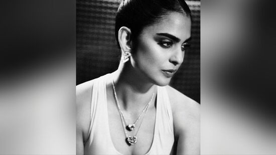 ఇషా అంబానీ మేకప్ లుక్ లో నల్లటి కనుబొమ్మలు, మెరిసే పిల్లి-కంటి నీడ, మస్కారా పూత కనురెప్పలు, కాంటూర్ చెంపలు, ప్రకాశవంతమైన హైలైటర్ అండ్ నిగనిగలాడే లిప్ స్టిక్ తో హాట్ గా కనిపించింది. పెండెంట్ నెక్లెస్ వేసుకుని కనిపించిన ఇషా కొద్దిపాటి క్లీవేజ్ షోతో హీట్ పెంచేసింది.&nbsp;