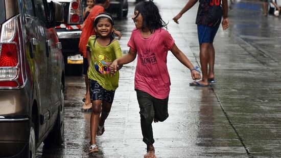 ముంబైతో పాటు సింధుదుర్గ్, రాయ్గఢ్, పాల్ఘర్ జిల్లాలకు వాతావరణ శాఖ ఆరెంజ్ అలర్ట్ జారీ చేసింది.