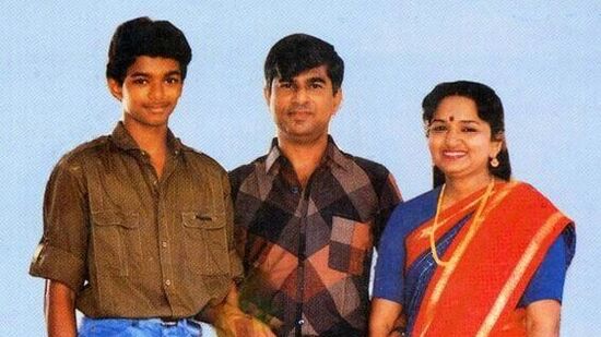 1974 జూన్ 22వ తేదీన ఎస్ఏ చంద్రశేఖర్, శోభ చంద్రశేఖర్ దంపతులకు విజయ్ జన్మించారు.&nbsp;